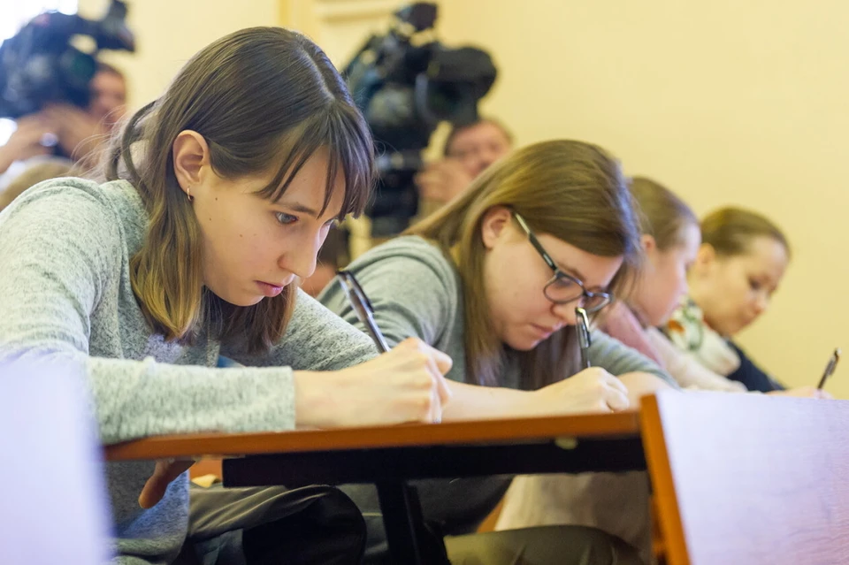 В Петербурге начали рассматривать дела в отношении выпускников, которые жульничали на экзаменах.