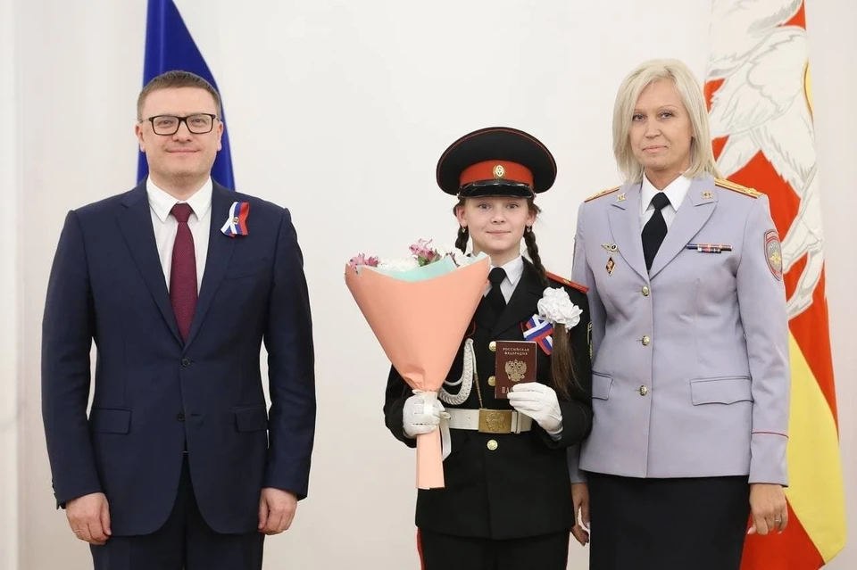 Кадет Ксения Неклюдова в резиденции губернатора получила свой первый паспорт из рук главы региона. Фото: gubernator74.ru