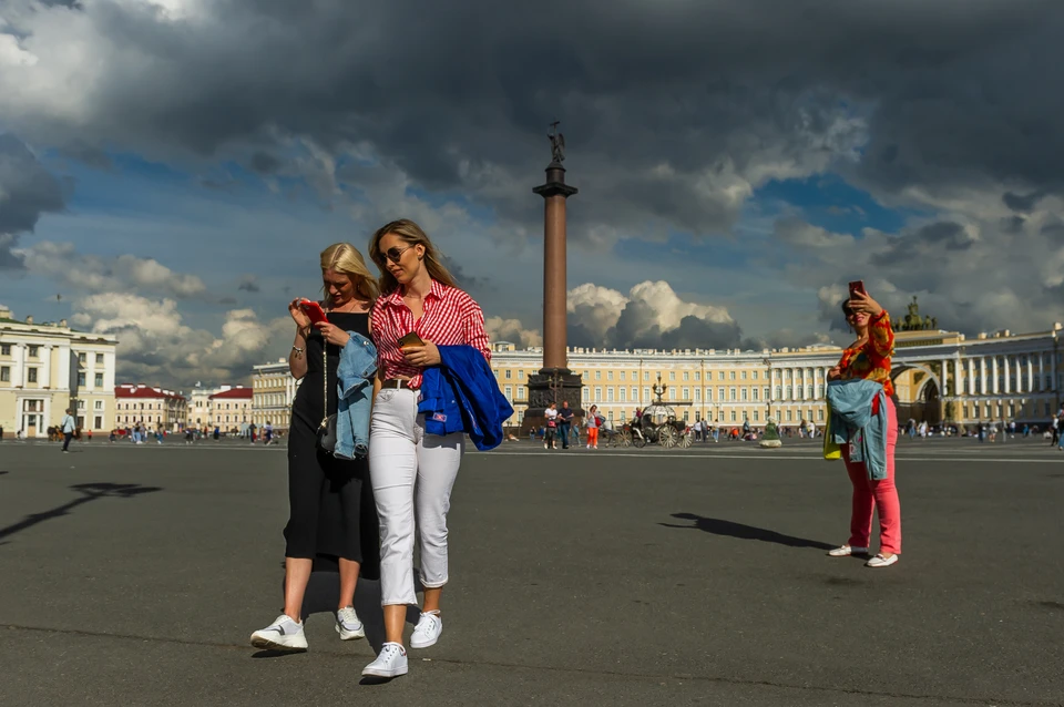 Холодный циклон с грозами идет на Петербург.