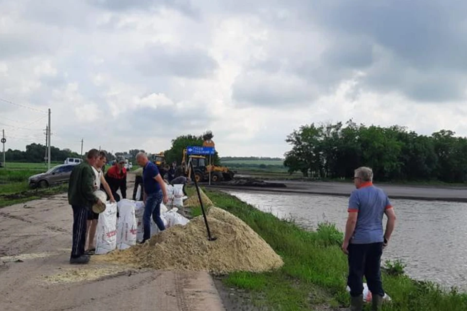 Ливневые воды с помощью спецтехники отводят с утра Фото: администрация Каменского района