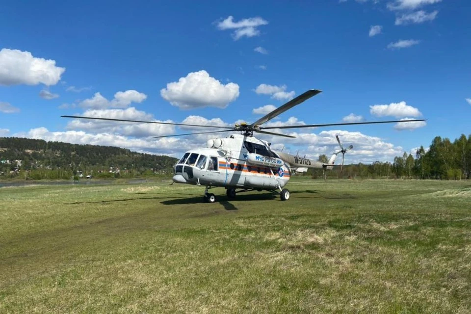 Крупнейший пожар в Иркутской области тушат с помощью вертолета МИ-8 МЧС России