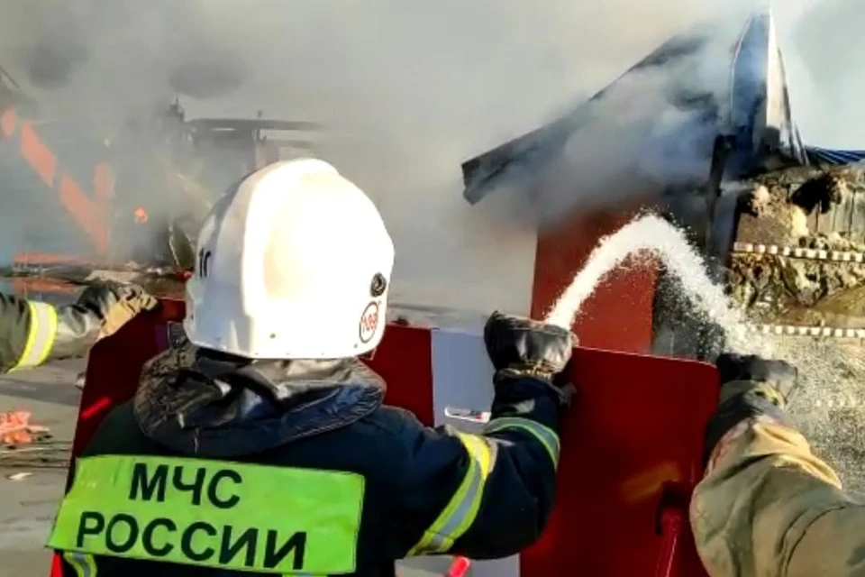 Следователи возбудили уголовное дело после взрыва на заправке в Новосибирске. Фото: Кадр из видео\ГУ МЧС по Новосибирской области