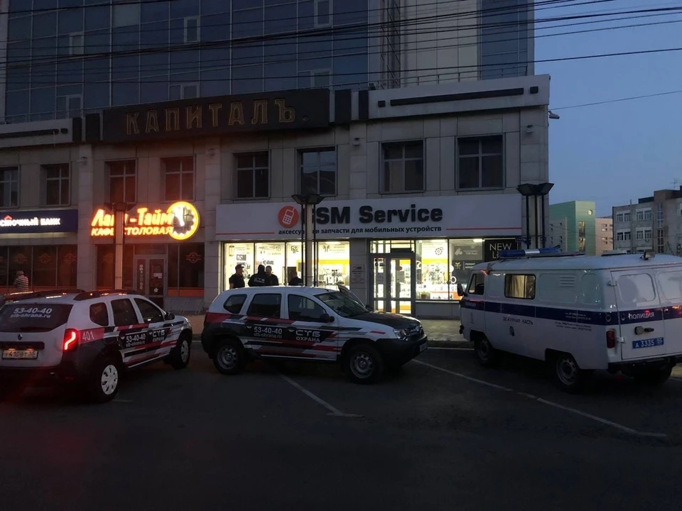 Витрину магазина разбили поздней ночью.
