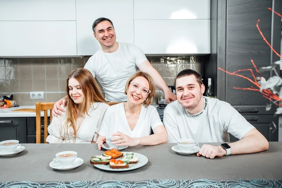 Дмитрий Хубезов с семьей.