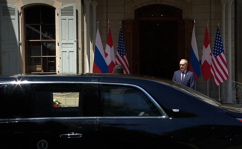 Президент Швейцарии минуту ждал, пока Байден из машины. Фото: кадр из видео