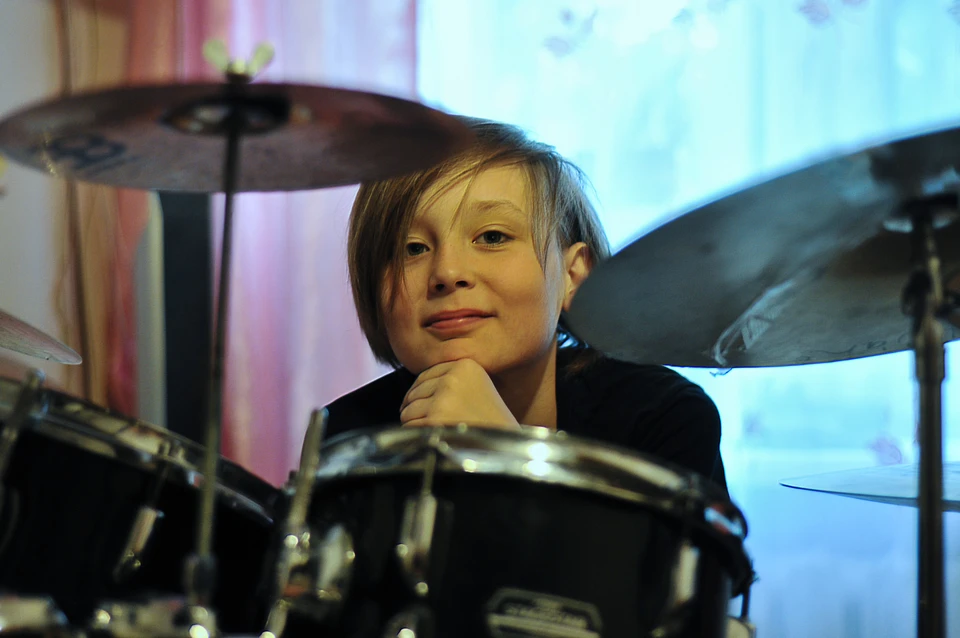 Рудольфу 10 лет, и больше всего в жизни он любит играть на барабанах.