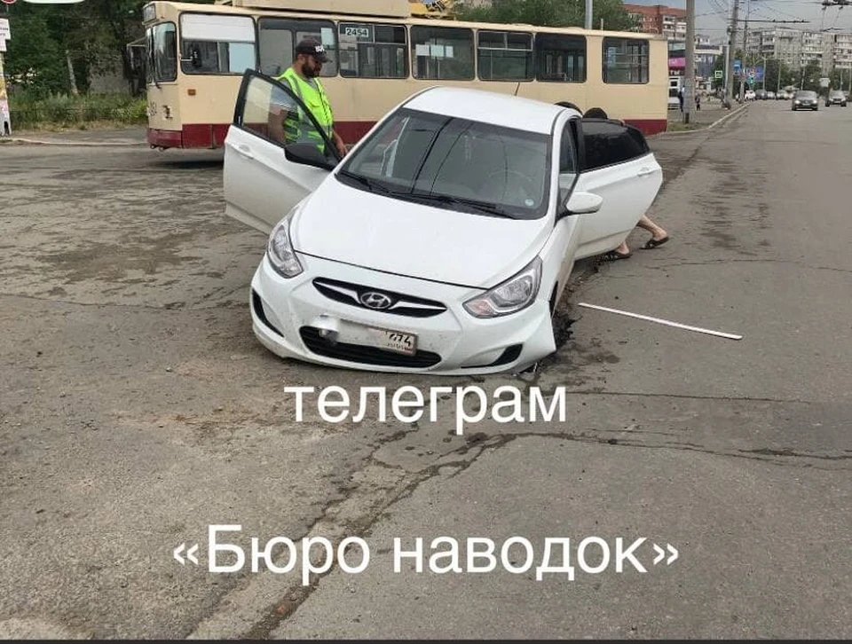 Машина угодила колесом в люк 17 июня. Фото: Бюро наводок / T-me.org