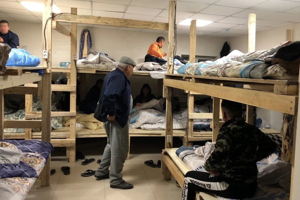 Хозяин цоколя многоэтажки в Иркутске, куда заселили 87 мигрантов, получил предупреждение от прокуратуры
