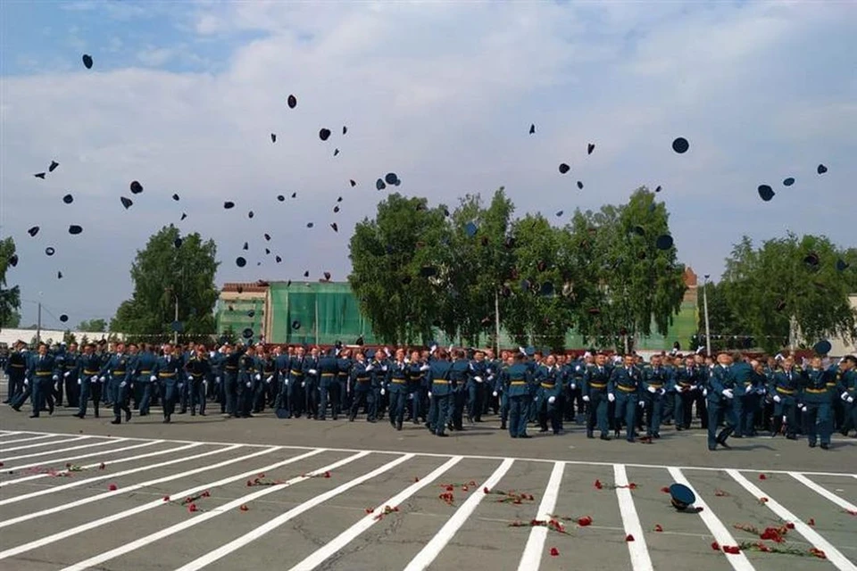 Отмечая выпуск, молодые офицеры по традиции подбросили фуражки. Фото предоставлено Управлением Росгвардии по Новосибирской области.
