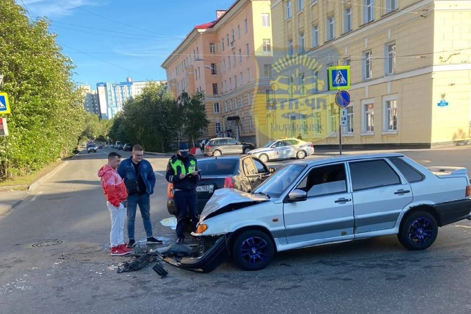 Две машины столкнулись у здания областного правительства. Фото: vk.com/murmansk_dtp