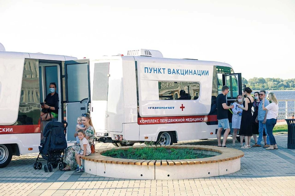 Более 100 человек вакцинировались от коронавируса в специально оборудованных мобильных пунктах. Фото: АНО «Центр 800»