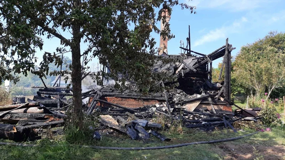 Жилой дом полностью сгорел в Вяземском районе. Фото: пресс-служба ГУ МЧС по Смоленской области.