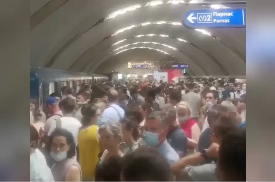 250 человек оказались взаперти вагона посреди тоннеля. Фото: СОЦСЕТИ