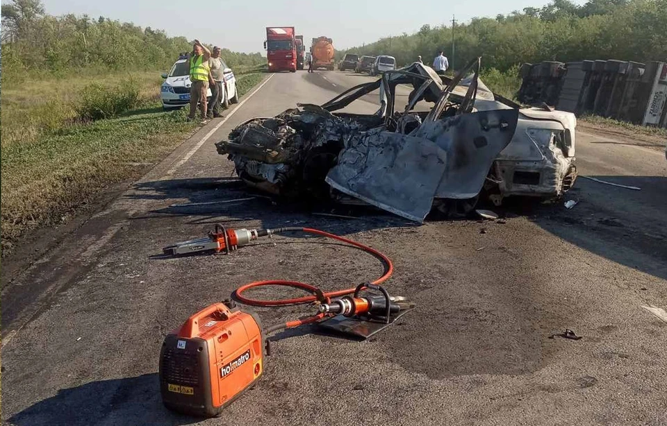 Водитель и два пассажира сгорели в автомобиле. Фото: ПСС Самарской области