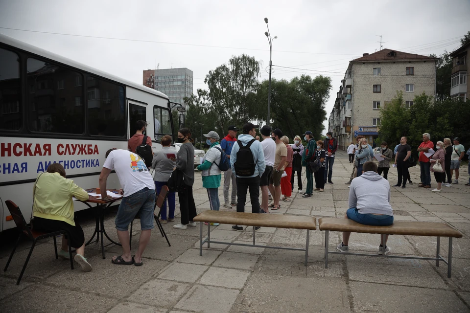 В мобильном пункте вакцинации у Пермского цирка очередь на прививку растянулась на полтора часа.