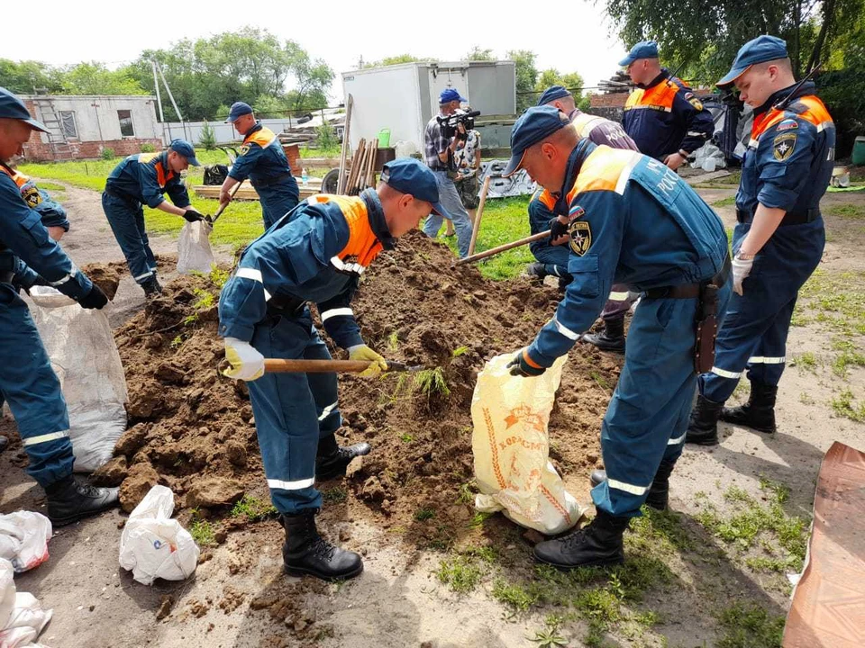 Население Владимировки помогает спасателям в укреплении дамб Фото: Правительство Амурской области