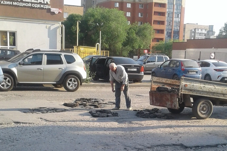 В Рязани сфотографировали пенсионера, латающего ямы на дорогах.