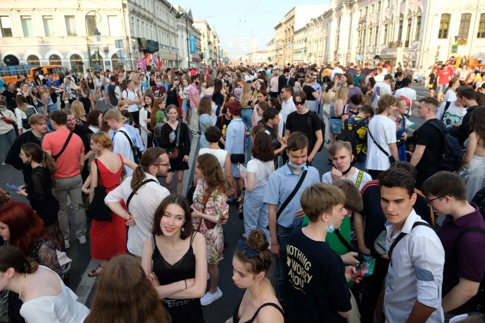 Выпускники школ массово пришли в центр Санкт-Петербурга на концерт "Алых парусов".