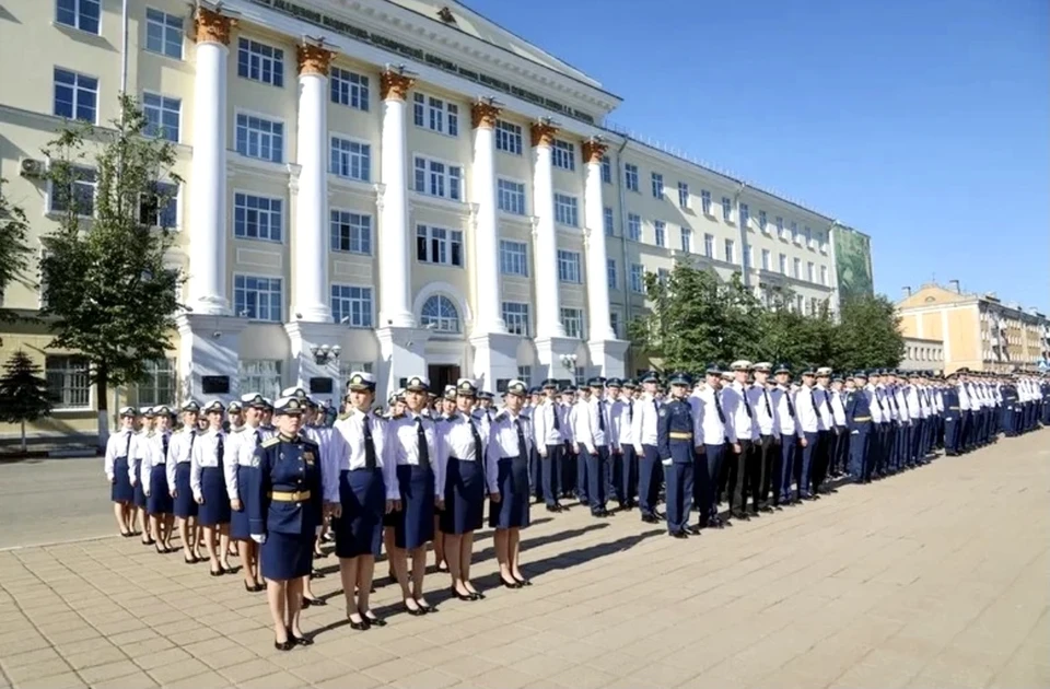 Выпускники академии ВКО 2021 года. На репетиции этого построения и произошел несчастный случай. Фото: Департамент информации и массовых коммуникаций министерства обороны РФ