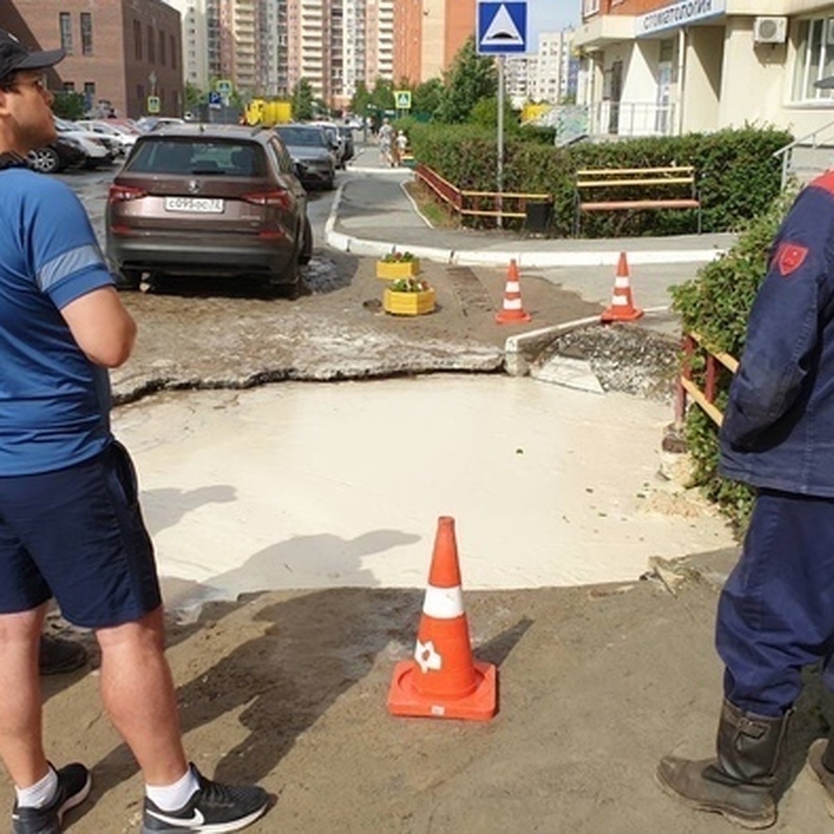 В Тюмени прохожий спас провалившегося в глубокую лужу пенсионера - KP.RU