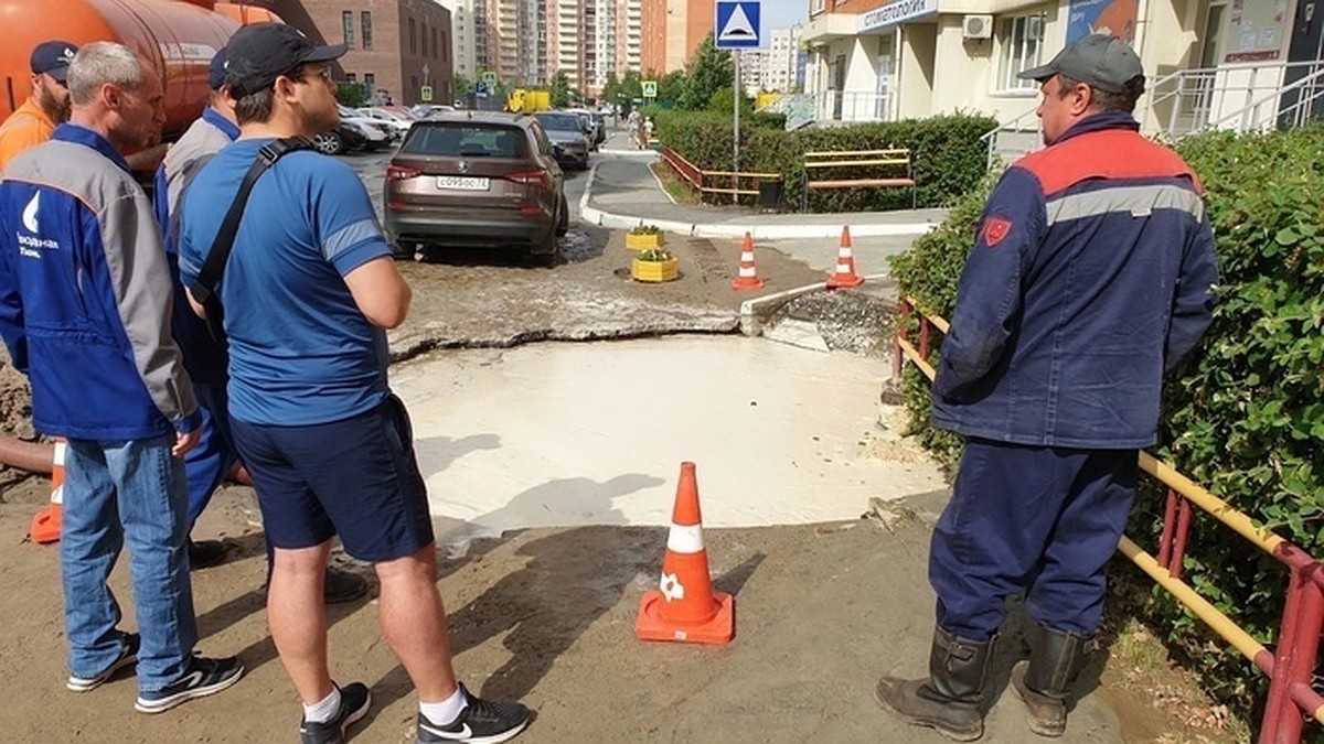 В Тюмени прохожий спас провалившегося в глубокую лужу пенсионера - KP.RU