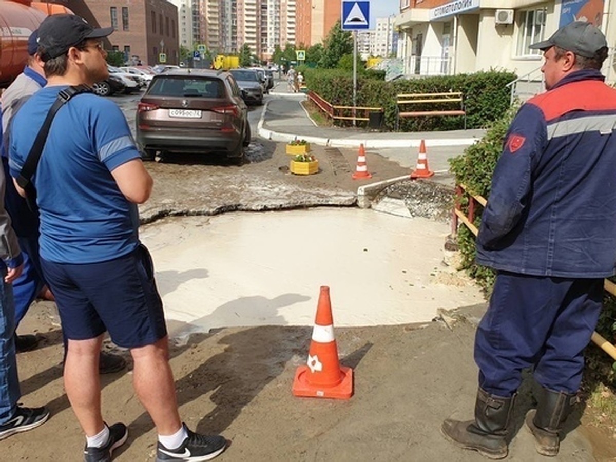 В Тюмени прохожий спас провалившегося в глубокую лужу пенсионера - KP.RU