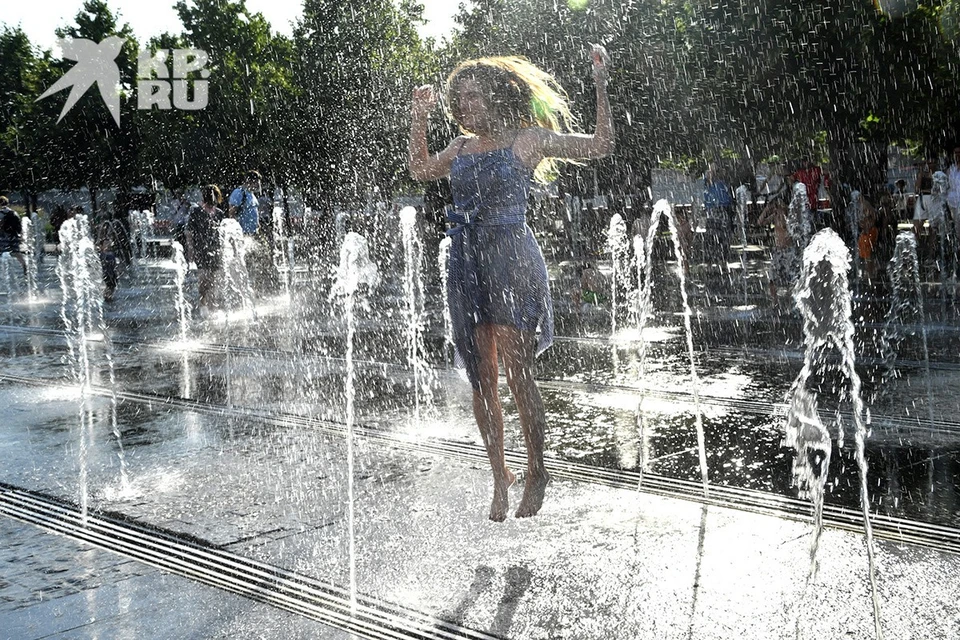 Жители Москвы уже неделю страдают от невыносимой жары. Девушка в сухом фонтане в парке искусств «Музеон» В Москве