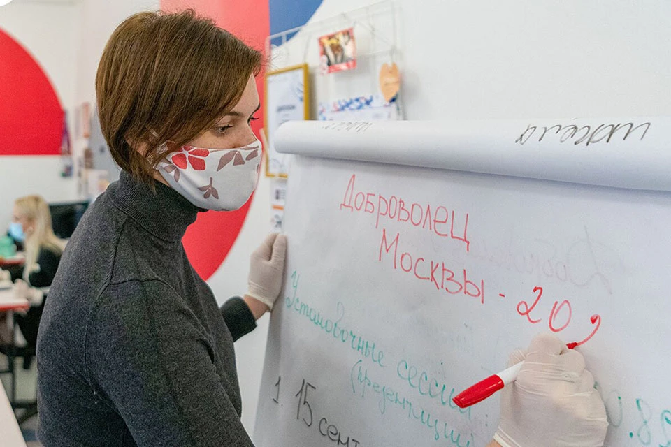 Активисты теперь помогают и в пунктах вакцинации от коронавируса Фото: В. Новиков. Пресс-служба Мэра и Правительства Москвы