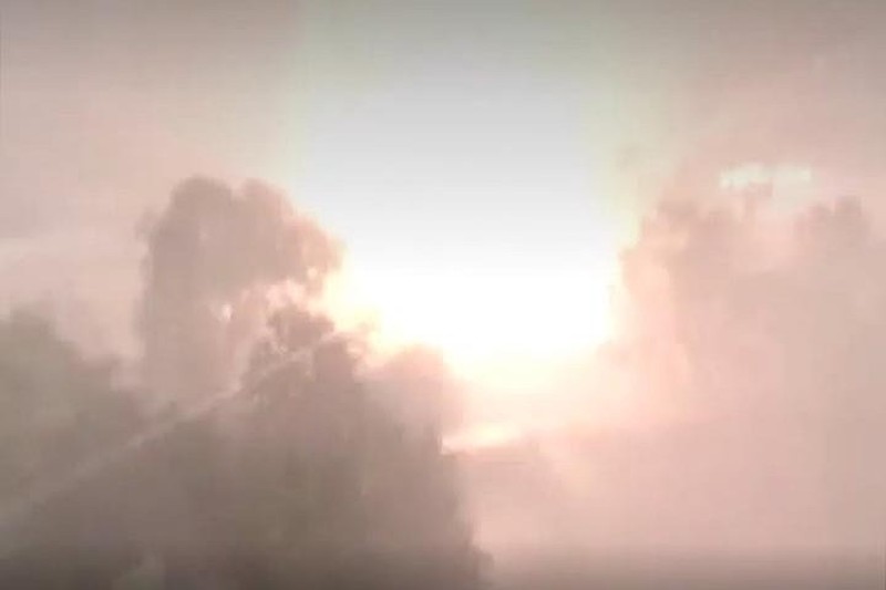 Момент разрушения попал на видео. На ролике видно, что в момент падения происходит небольшой взрыв.