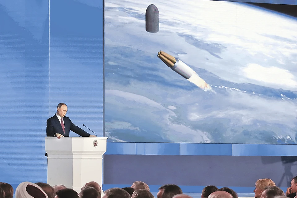 Президент демонстрирует компьютерную модель действия нашего супероружия. Фото: Марат АБУЛХАТИН/ТАСС