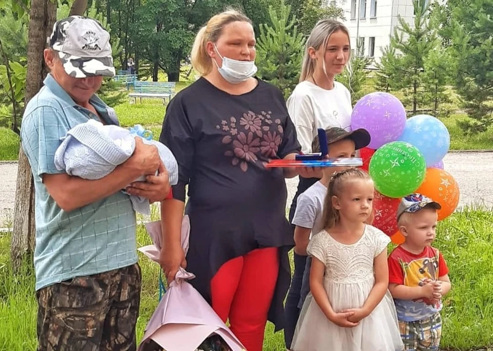 Новорожденный тоже получил подарок Фото: Управления ЗАГС по Амурской области