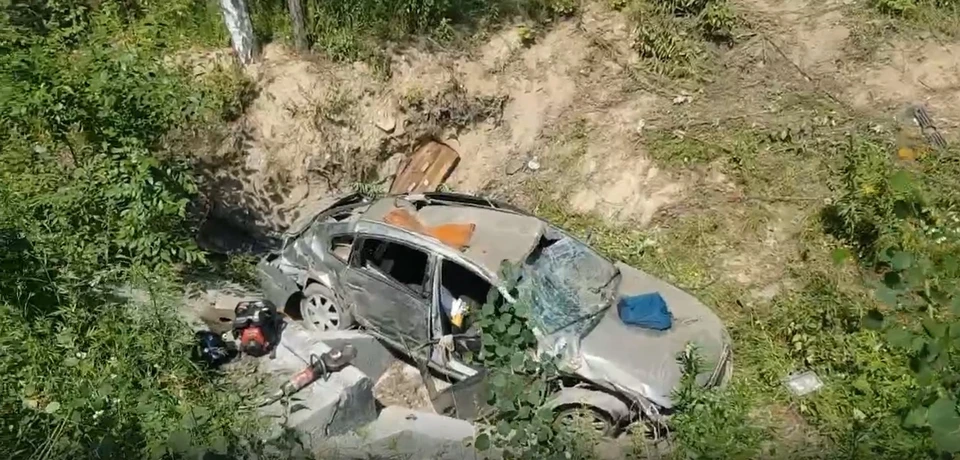 Под высокой обочиной разбившийся автомобиль долго не замечали. Фото: поисково-спасательная служба Челябинской области
