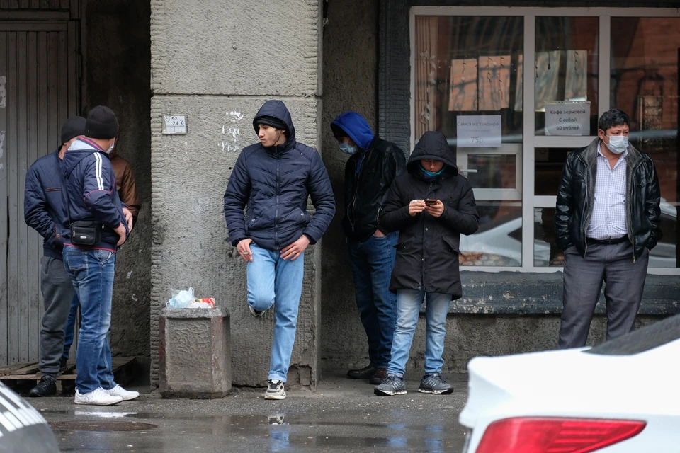 Начать прививать иностранцев, проживающих в Северной столице, собираются уже в июле.