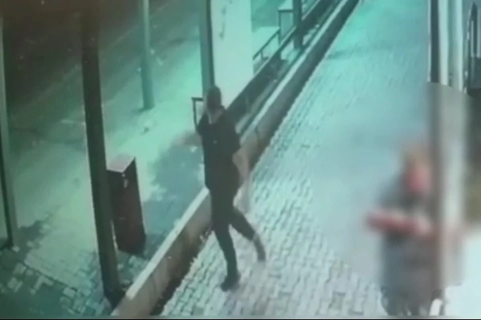 «А говорили, что подростки»: пьяница кинул в остановку бутылку из-под спиртного в Биробиджане. Фото: скриншот с видео.