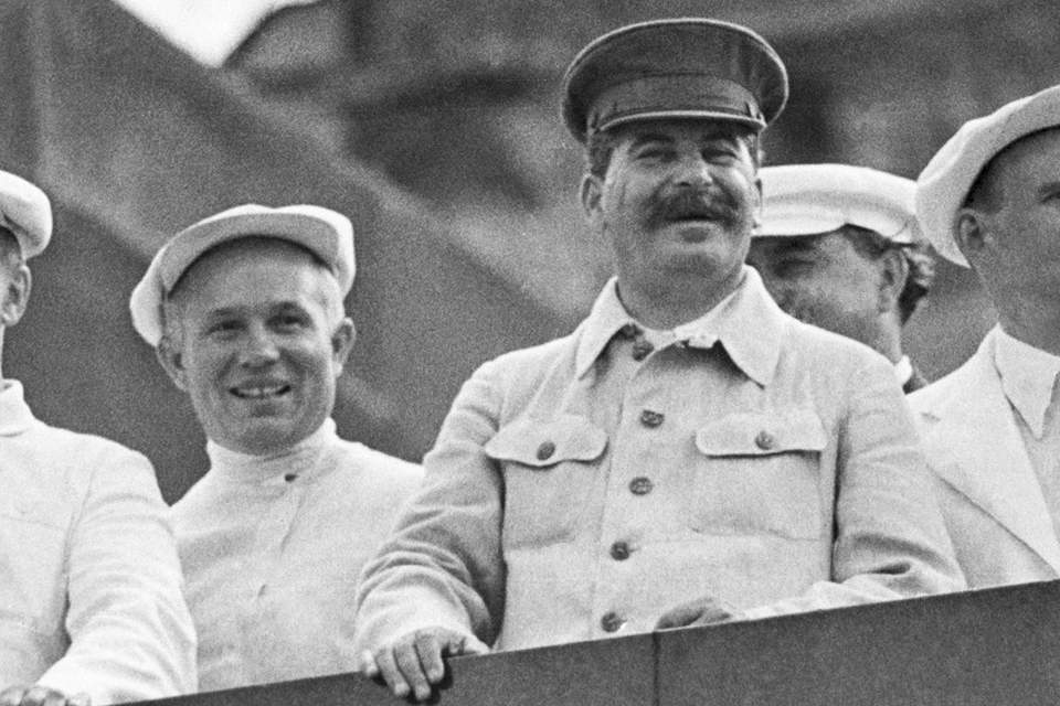 Никита Хрущев и Иосиф Сталин во время парада физкультурников в Москве, 1936 год.