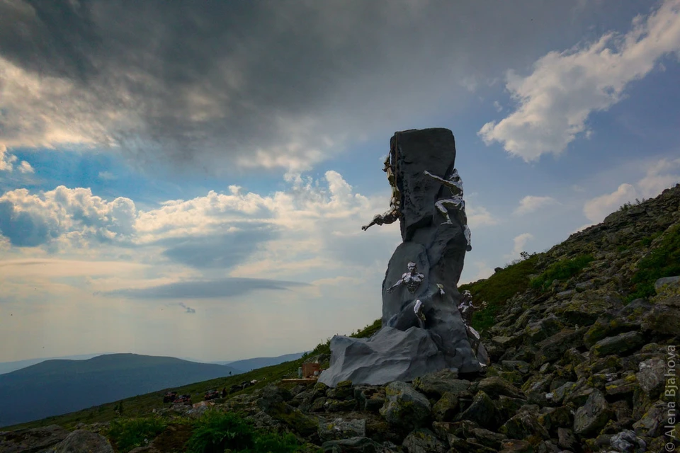 Необычная скульптура стала новым символом и смыслом трагедии на перевале. Фото: Алена Бжахова