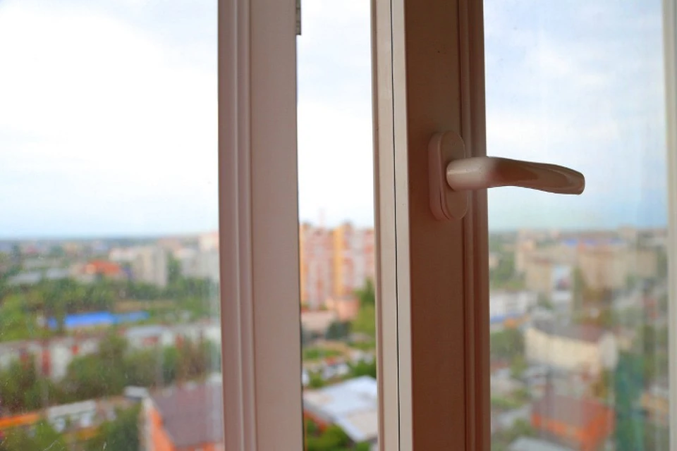 Мошенник приходил в квартиры и рассказывал, что недорого и качественно устанавливает окна и двери