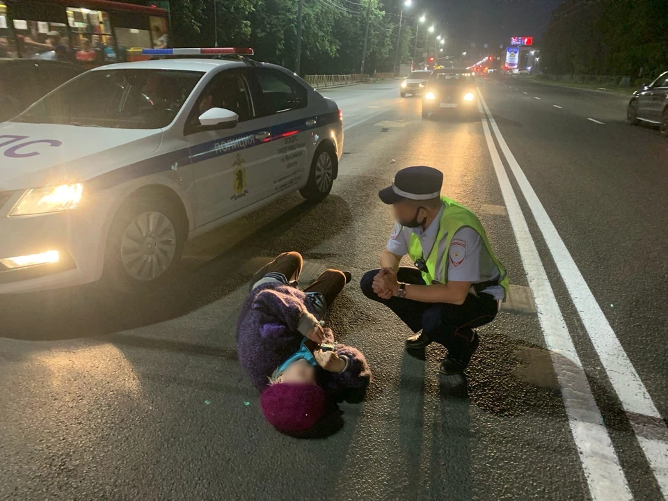 Пенсионерка легла на дорогу и требовала полицию.