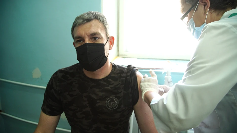 Губернатор признался, что чувствует себя даже лучше, чем до прививки Фото: Правительство Амурской области