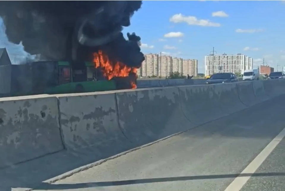 Фото: скриншот из видео. Загоревшийся автобус.