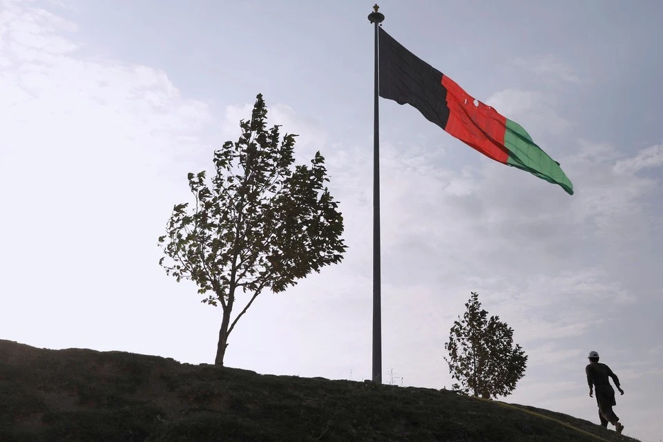 «Талибан»* вывесил флаг на границе Афганистана и Таджикистана