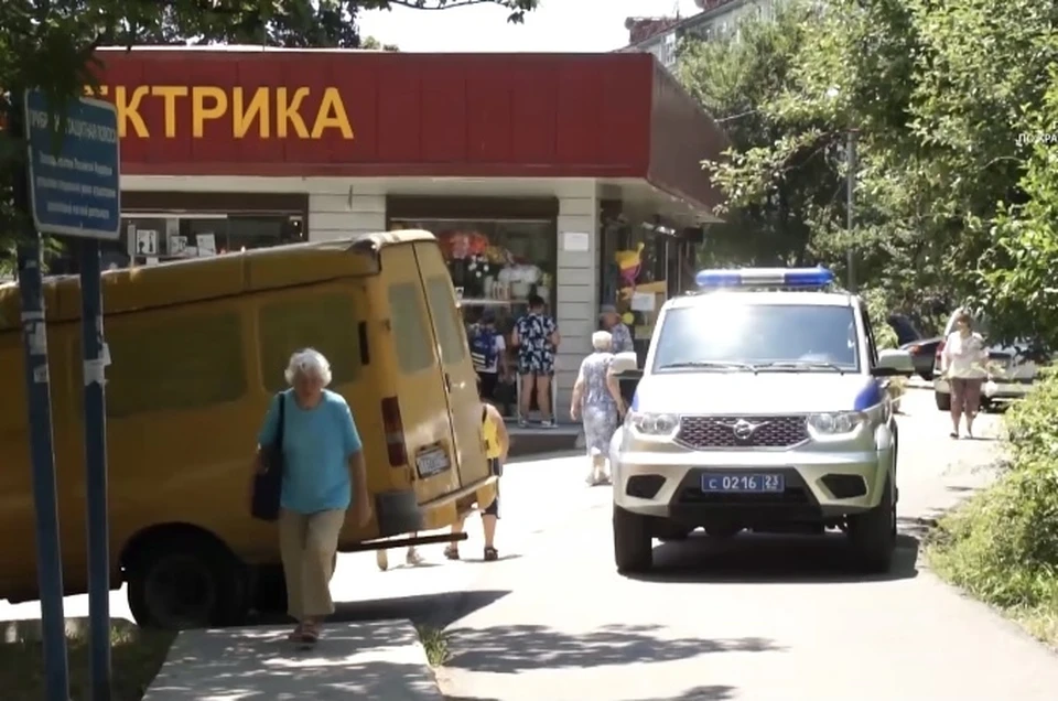 Кадры из хроники спасения. Фото: пресс-служба ГУ МВД России по Краснодарскому краю