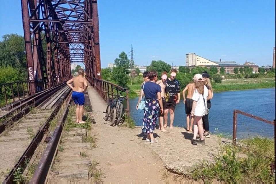 Ребята собрались прыгнуть с моста ради острых ощущений
