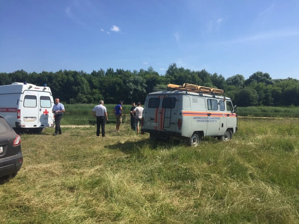 Тело погибшего вытащили из воды и передали сотрудникам полиции