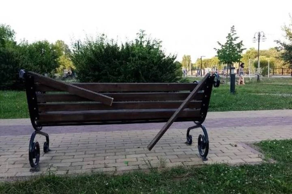 Сейчас на Набережной в Брянске многие скамейки разломали. Фото: "Брянск Today".