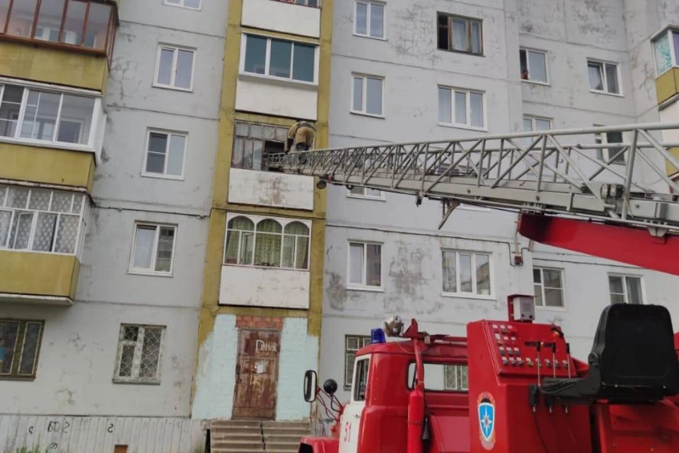 В Братске 3-летнего мальчика сняли с карниза пожарные, пока его мать спала на полу в кухне