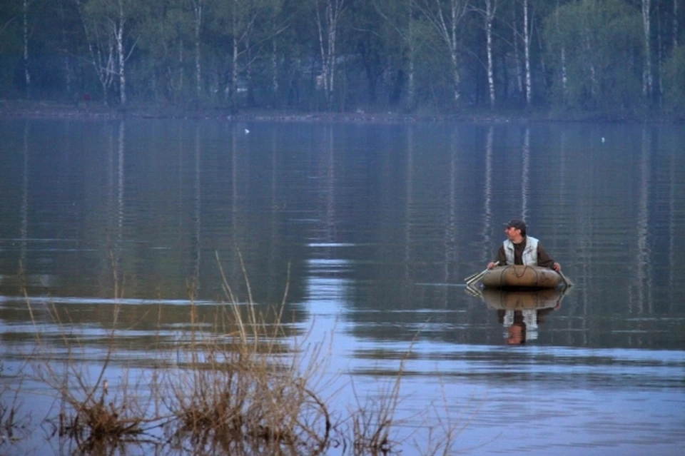 Дедушка с внуком рыбачили практически на середине водоема