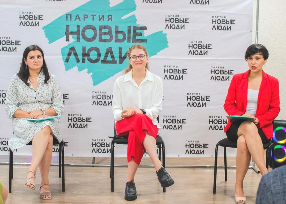 Кандидат в Государственную Думу от Евпаторийского округа Мария Симикчи, руководитель крымского регионального отделения партии «Новые люди», кандидат в депутаты Анна Трофименко и Кандидат по Симферопольскому одномандатному округу Оксана Лобода.