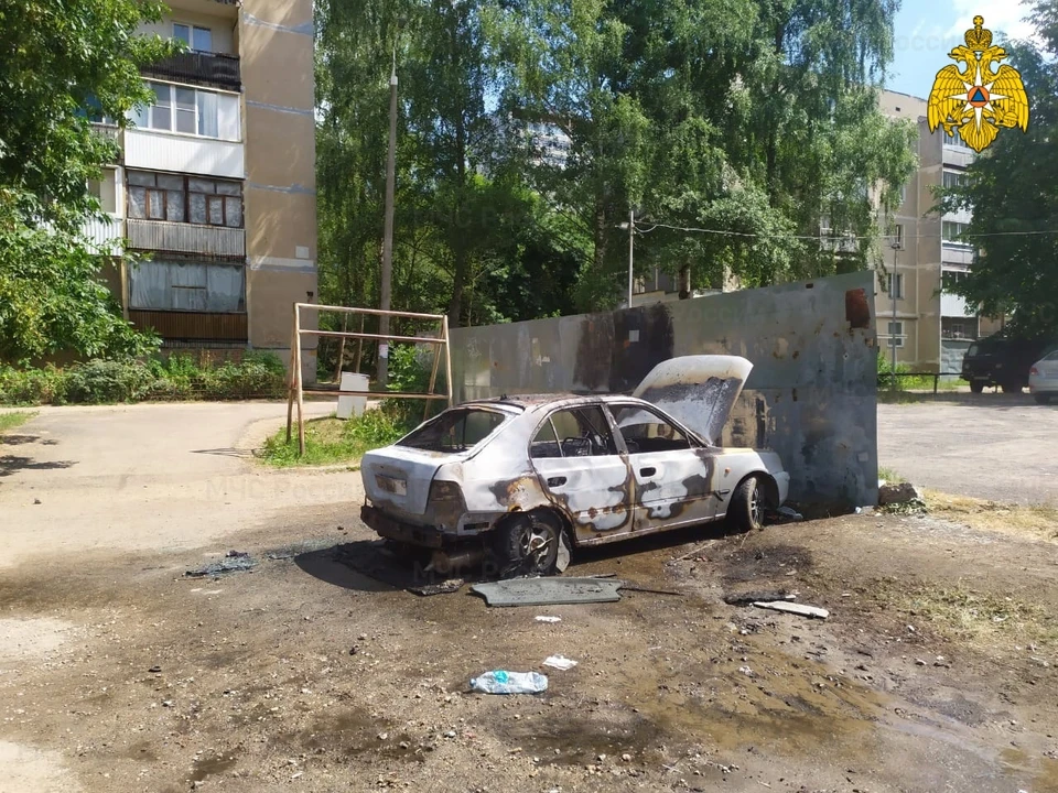 В Ярцеве горевший Hyundai Accent «задел» припаркованный рядом «ВАЗ 2115». Фото: ГУ МЧС России по Смоленской области.