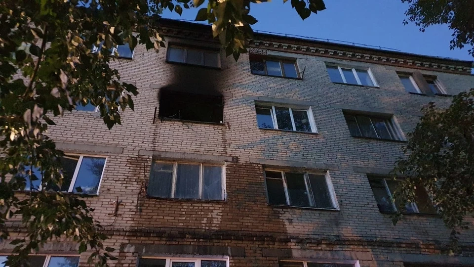 Загорелась квартира на четвертом этаже. Фото: ГУ МЧС по Челябинской области